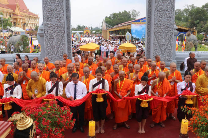 Các đại biểu cắt băng khánh thành Chánh điện. Ảnh: Ngọc Thiện- TTXVN potal-can-tho-khanh-thanh-chanh-dien-va-kiet-gioi-sima-hoc-vien-phat-giao-nam-tong-khmer-7858010.jpg