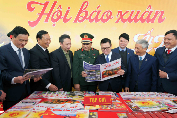 Các đại biểu tham quan các gian trưng bày báo xuân. Ảnh: Trần Trang - TTXVN potal-thai-nguyen-khai-mac-le-hoi-long-tong-va-hoi-bao-xuan-at-ty-2025-7844873.jpg