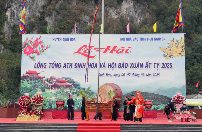Lễ cầu mùa, cầu phúc của đồng bào các dân tộc tại Lễ hội Lồng Tồng ATK Định Hóa. Ảnh: Trần Trang - TTXVN Lễ cầu mùa, cầu phúc của đồng bào các dân tộc tại Lễ hội Lồng Tồng ATK Định Hóa. Ảnh: Trần Trang - TTXVN