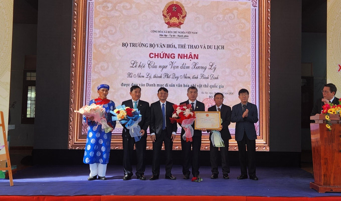 Lãnh đạo Cục di sản văn hóa trao Bằng chứng nhận Di sản văn hóa phi vật thể “Lễ hội cầu ngư vạn đầm Xương Lý” cho lãnh đạo UBND thành phố Quy Nhơn. Ảnh: Sỹ Thắng-TTXVN potal-binh-dinh-le-hoi-cau-ngu-van-dam-xuong-ly-tro-thanh-di-san-van-hoa-phi-vat-the-quoc-gia-7844645.jpg