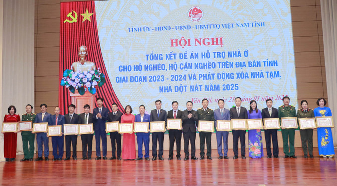 Chủ tịch UBND tỉnh Yên Bái Nguyễn Tuấn Anh và Phó Chủ tịch Thường trực UBND tỉnh Yên Bái Nguyễn Thế Phước trao Bằng khen cho 19 tập thể có thành tích xuất sắc. Ảnh: Đinh Thùy-TTXVN potal-yen-bai-phat-dong-xoa-nha-tam-nha-dot-nat-nam-2025-7820002.jpg