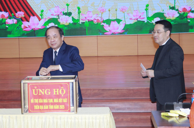 Phó Bí thư Thường trực Tỉnh ủy, Chủ tịch HĐND tỉnh Yên Bái Tạ Văn Long ủng hộ xóa nhà tạm, nhà dột nát trên địa bàn tỉnh năm 2025. Ảnh: Đinh Thùy-TTXVN potal-yen-bai-phat-dong-xoa-nha-tam-nha-dot-nat-nam-2025-7820006-1.jpg
