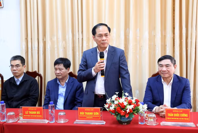 potal-pho-thu-tuong-bo-truong-bo-ngoai-giao-bui-thanh-son-tham-va-tang-qua-tet-tai-tinh-dien-bien-7819999.jpg