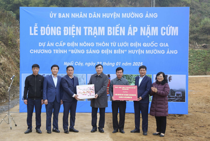 Lãnh đạo tỉnh Điện Biên trao quà Tết và tượng trưng 73 nồi cơm điện cho các hộ nghèo bản Nặm Cứm, xã Ngối Cáy. Ảnh: Xuân Tư - TTXVN potal-pho-thu-tuong-bo-truong-ngoai-giao-bui-thanh-son-du-le-dong-dien-tai-huyen-muong-ang-dien-bien-7821092.jpg