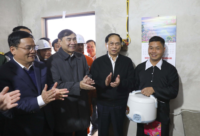 Phó Thủ tướng, Bộ trưởng Ngoại giao Bùi Thanh Sơn cùng lãnh đạo tỉnh Điện Biên tặng nồi cơm điện cho người dân bản Nặm Cứm, xã Ngối Cáy. Ảnh: Xuân Tư - TTXVN potal-pho-thu-tuong-bo-truong-ngoai-giao-bui-thanh-son-du-le-dong-dien-tai-huyen-muong-ang-dien-bien-7821076.jpg
