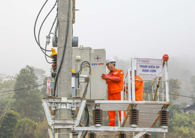 Công nhân Điện lực Điện Biên thực hiện nghi thức đóng điện Trạm biến áp Nặm Cứm, xã Ngối Cáy. Ảnh: Xuân Tư - TTXVN potal-pho-thu-tuong-bo-truong-ngoai-giao-bui-thanh-son-du-le-dong-dien-tai-huyen-muong-ang-dien-bien-7821074.jpg