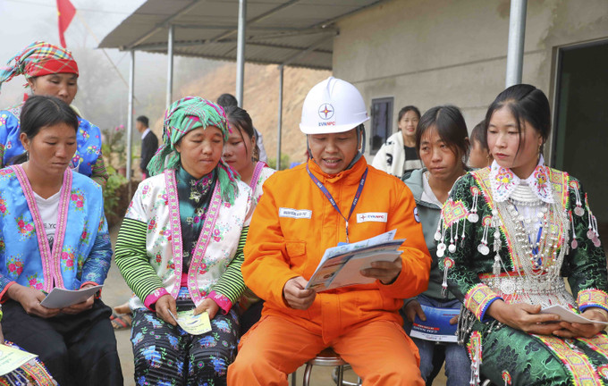 Công nhân Điện lực Điện Biên tuyên truyền sử dụng điện cho người dân bản Nặm Cứm, xã Ngối Cáy. Ảnh: Xuân Tư - TTXVN potal-pho-thu-tuong-bo-truong-ngoai-giao-bui-thanh-son-du-le-dong-dien-tai-huyen-muong-ang-dien-bien-7821086.jpg