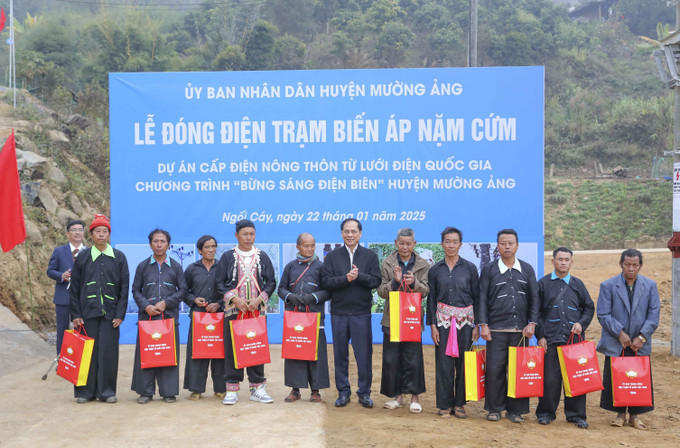 Phó Thủ tướng, Bộ trưởng Ngoại giao Bùi Thanh Sơn tặng quà Tết cho người dân xã Ngối Cáy, huyện Mường Ảng, tỉnh Điện Biên. Ảnh: Xuân Tư - TTXVN potal-pho-thu-tuong-bo-truong-ngoai-giao-bui-thanh-son-du-le-dong-dien-tai-huyen-muong-ang-dien-bien-7821070.jpg