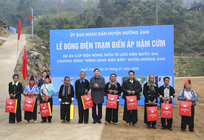 Bí thư Tỉnh ủy Điện Biên Trần Quốc Cường tặng quà Tết cho người dân xã Ngối Cáy, huyện Mường Ảng. Ảnh: Xuân Tư - TTXVN potal-pho-thu-tuong-bo-truong-ngoai-giao-bui-thanh-son-du-le-dong-dien-tai-huyen-muong-ang-dien-bien-7821089.jpg