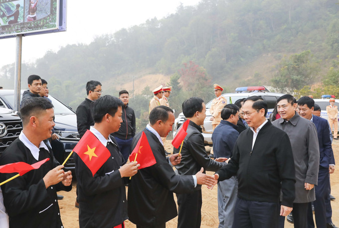 Phó Thủ tướng, Bộ trưởng Ngoại giao Bùi Thanh Sơn gặp gỡ người dân xã Ngối Cáy, huyện Mường Ảng, tỉnh Điện Biên. Ảnh: Xuân Tư - TTXVN potal-pho-thu-tuong-bo-truong-ngoai-giao-bui-thanh-son-du-le-dong-dien-tai-huyen-muong-ang-dien-bien-7821073.jpg
