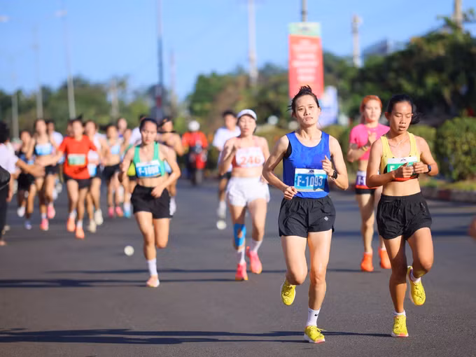 potal-hon-1700-van-dong-vien-tranh-tai-giai-vo-dich-quoc-gia-viet-da-leo-nui-chinh-phuc-dinh-cao-ba-ra-7792620.jpg
