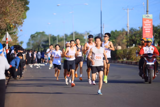 potal-hon-1700-van-dong-vien-tranh-tai-giai-vo-dich-quoc-gia-viet-da-leo-nui-chinh-phuc-dinh-cao-ba-ra-7792619.jpg