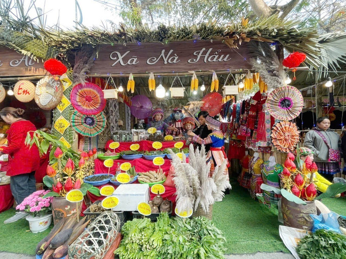 Một trong những hoạt động nổi bật tại lễ hội là không gian chợ quê với sự tham gia của gần 30 gian hàng nông sản của địa phương. Ảnh: TTXVN phát potal-nhieu-hoat-dong-dac-sac-tai-le-hoi-que-van-yen-7791282.jpg