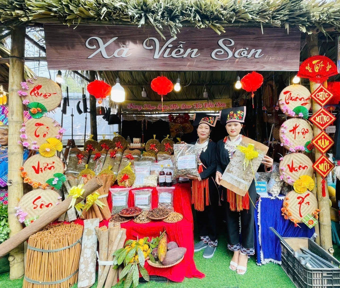 Các gian hàng chợ quê được trang trí theo thiết kế, chất liệu truyền thống và phong tục tập quán sinh hoạt của các dân tộc. Ảnh: TTXVN phát potal-nhieu-hoat-dong-dac-sac-tai-le-hoi-que-van-yen-7791281.jpg