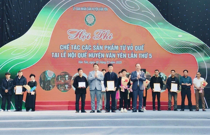 Ban Tổ chức trao giải cho các đội thi chế tác sản phẩm từ vỏ quế. Ảnh: TTXVN phát potal-nhieu-hoat-dong-dac-sac-tai-le-hoi-que-van-yen-7791284.jpg
