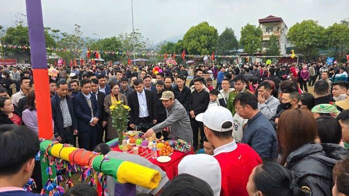 Người dân và du khách chứng kiến nghi lễ cúng cây nêu. Ảnh: Hương Thu-TTXVN potal-ban-lang-nguoi-giay-tung-bung-mo-hoi-xuong-dong-7839170.jpg