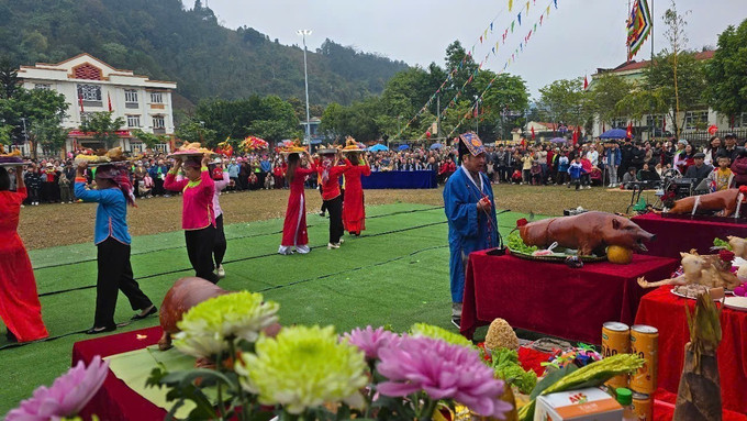 Thực hiện nghi thức tạ ơn các vị thần bảo hộ cho dân làng, cầu mùa màng bội thu, mưa thuận gió hòa. Ảnh: Hương Thu-TTXVN potal-lao-cai-ban-lang-nguoi-giay-tung-bung-mo-hoi-xuong-dong-7839136.jpg