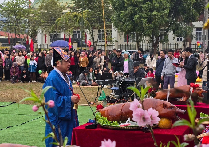 Chủ lễ thực hiện nghi thức cúng tạ ơn các vị thần bảo hộ cho dân làng, cầu mùa màng bội thu, mưa thuận gió hòa. Ảnh: Hương Thu-TTXVN potal-lao-cai-ban-lang-nguoi-giay-tung-bung-mo-hoi-xuong-dong-7839147.jpg