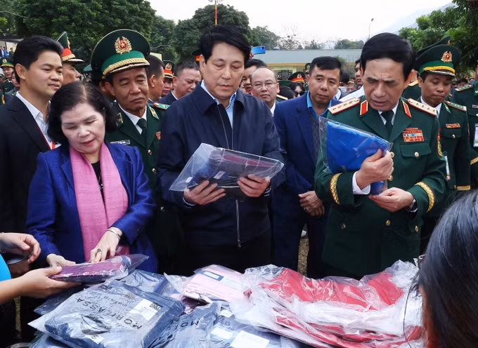 potal-chu-tich-nuoc-luong-cuong-tham-chuc-tet-nguoi-dan-huyen-sin-ho-tinh-lai-chau-7798700.jpg