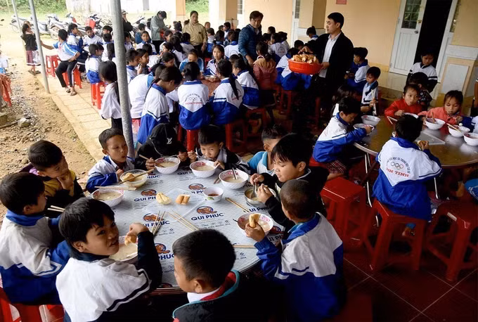 potal-cham-lo-tet-cho-tre-em-ngheo-nguoi-neo-don-mien-nui-quang-ngai-7798635.jpg