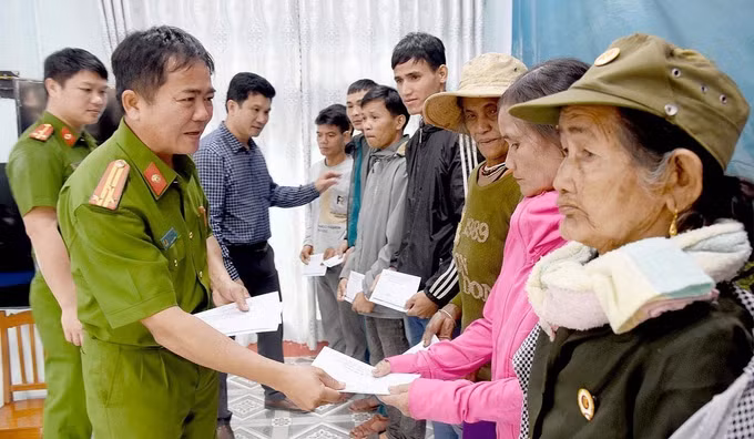 potal-cham-lo-tet-cho-tre-em-ngheo-nguoi-neo-don-mien-nui-quang-ngai-7798644.jpg