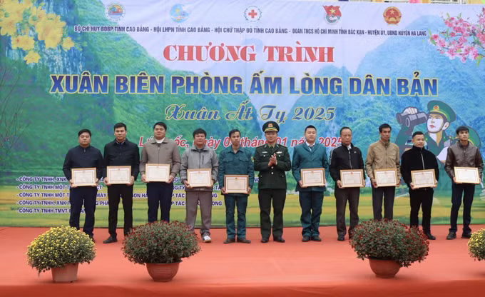 potal-chuong-trinh-xuan-bien-phong-am-long-dan-ban-tai-cao-bang-7798389.jpg