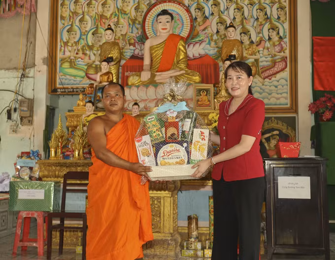 Bà Hồ Thu Ánh, Bí thư Huyện ủy Vị Thủy, tỉnh Hậu Giang tặng quà cho đại diện Chùa Ôchumprứcsa. Ảnh: Duy Khương – TTXVN