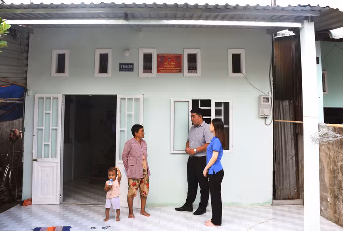 Gia đình bà Thạch Thị Tà Lạ ở Phường 4 (thành phố Sóc Trăng, tỉnh Sóc Trăng) đón Tết cổ truyền thêm sung túc khi có căn nhà mới. Ảnh: Tuấn Phi-TTXVN