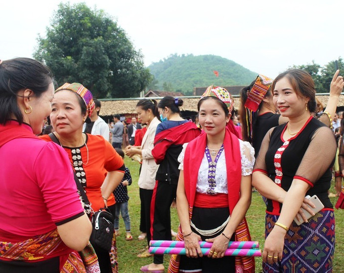 Phiên chợ còn là nơi gặp gỡ, giao lưu của người dân trong vùng. Ảnh: baodantoc.vn chophienmuongchon2.jpg
