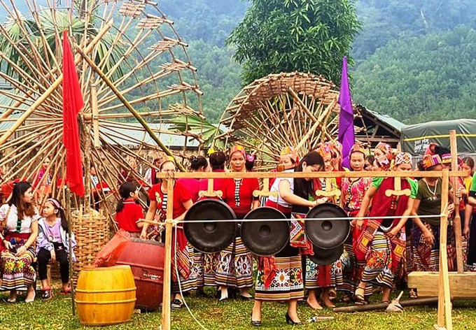 Đến với chợ phiên Mường Chon, du khách được đắm mình trong những hoạt động văn hóa của đồng bào Thái huyện Con Cuông. Ảnh: baodantoc.vn chophienmuongchon.jpg