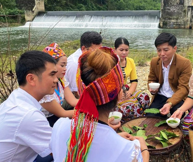 Thưởng thức nước chè đậm. Ảnh: baodantoc.vn chophienmuongchon4.jpg