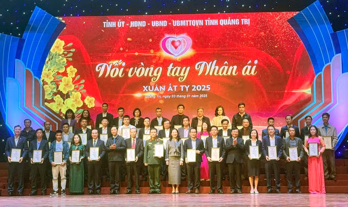 potal-noi-vong-tay-nhan-ai-ho-tro-170-ti-dong-cho-nguoi-ngheo-quang-tri-7789590.jpg