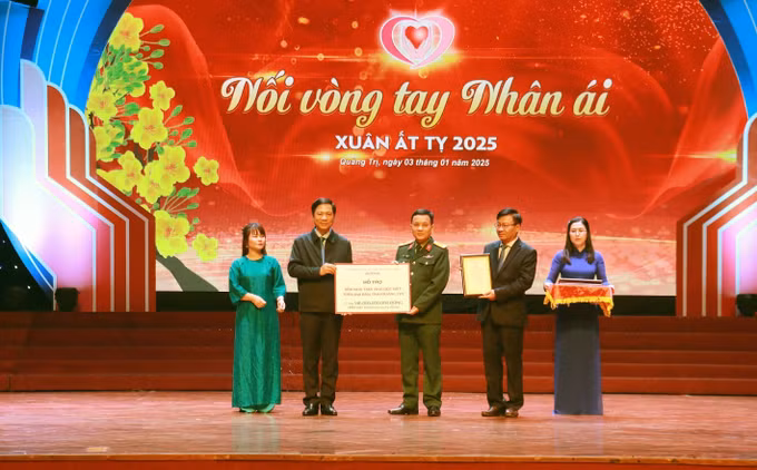 potal-noi-vong-tay-nhan-ai-ho-tro-170-ti-dong-cho-nguoi-ngheo-quang-tri-7789583.jpg