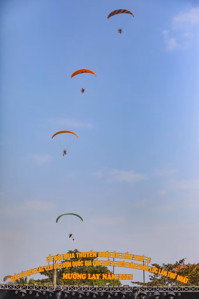 potal-ron-rang-le-hoi-dua-thuyen-duoi-en-dau-nam-moi-o-thi-xa-muong-lay-dien-bien-7789968.jpg