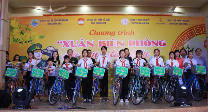 Tặng xe đạp cho học sinh có hoàn cảnh khó khăn. Ảnh: Phan Sáu - TTXVN potal-khanh-hoa-tang-qua-cho-nguoi-dan-kho-khan-vung-bien-gioi-bien-7789510.jpg