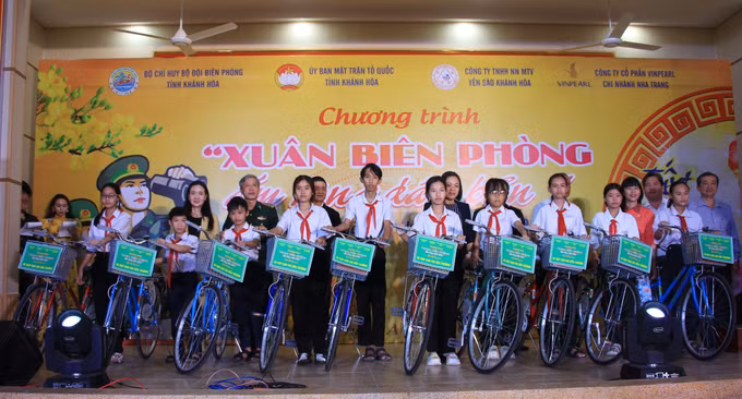 potal-khanh-hoa-tang-qua-cho-nguoi-dan-kho-khan-vung-bien-gioi-bien-7789510.jpg