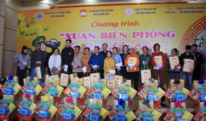 Đại tá Phan Thăng Long, Chỉ huy trưởng Bộ đội Biên phòng tỉnh Khánh Hòa và bà Trần Thu Mai, Chủ tịch Ủy ban Mặt trận Tổ quốc Việt Nam tỉnh Khánh Hòa tặng quà cho người dân. Ảnh: Phan Sáu - TTXVN potal-khanh-hoa-tang-qua-cho-nguoi-dan-kho-khan-vung-bien-gioi-bien-7789515.jpg