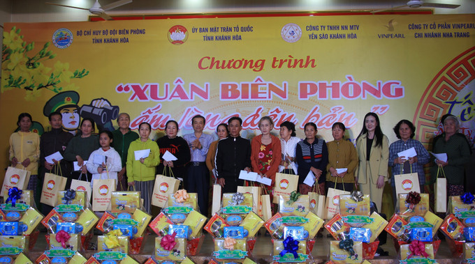 Đại diện Ban tổ chức trao quà cho người dân. Ảnh: Phan Sáu - TTXVN potal-khanh-hoa-tang-qua-cho-nguoi-dan-kho-khan-vung-bien-gioi-bien-7789511.jpg