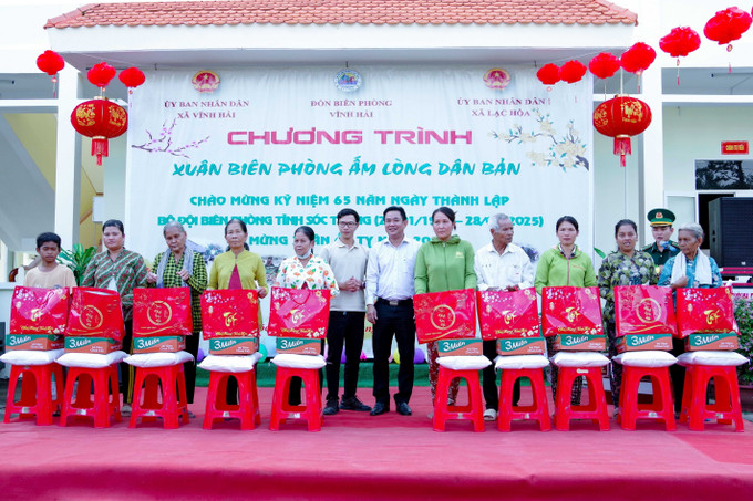 Trao quà cho hộ dân tại Chương trình Xuân Biên phòng ấm lòng dân bản tại Sóc Trăng. Ảnh: Trung Hiếu. TTXVN potal-bo-doi-bien-phong-soc-trang-to-chuc-chuong-trinh-xuan-bien-phong-am-long-dan-ban-7790090.jpg