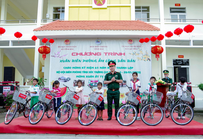 Trao xe đạp cho học sinh nghèo tại Chương trình Xuân Biên phòng ấm lòng dân bản tại Sóc Trăng. Ảnh: Trung Hiếu. TTXVN potal-bo-doi-bien-phong-soc-trang-to-chuc-chuong-trinh-xuan-bien-phong-am-long-dan-ban-7790094.jpg