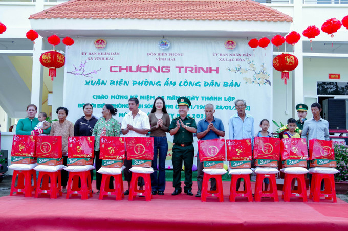 Trao quà cho hộ nghèo, gia đình chính sách tại Chương trình Xuân Biên phòng ấm lòng dân bản tại Sóc Trăng. Ảnh: Trung Hiếu. TTXVN potal-bo-doi-bien-phong-soc-trang-to-chuc-chuong-trinh-xuan-bien-phong-am-long-dan-ban-7790096.jpg