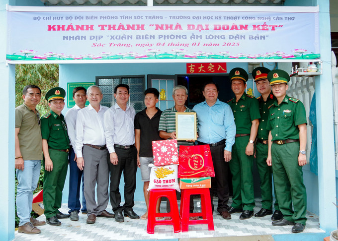 Trao nhà Đại đoàn kết cho hộ nghèo tại Chương trình Xuân Biên phòng ấm lòng dân bản tại Sóc Trăng. Ảnh: Trung Hiếu. TTXVN potal-bo-doi-bien-phong-soc-trang-to-chuc-chuong-trinh-xuan-bien-phong-am-long-dan-ban-7790093.jpg