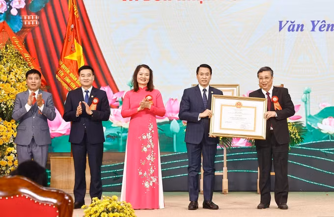 potal-chu-tich-quoc-hoi-tran-thanh-man-du-le-cong-bo-huyen-van-yen-dat-chuan-nong-thon-moi-nam-2024-7790205.jpg