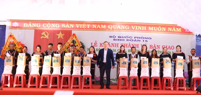 potal-gia-lai-dan-lang-ia-chia-vui-mung-co-nha-rong-moi-7775374.jpg