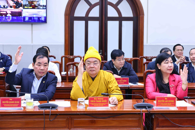 Đại biểu biểu quyết tại hội nghị. Ảnh: Minh Đức – TTXVN potal-hoi-nghi-uy-ban-trung-uong-mttq-viet-nam-lan-thu-hai-khoa-x-7816868.jpg