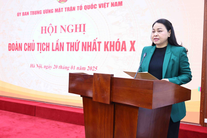 Phó Chủ tịch - Tổng Thư ký UBTƯ MTTQ Việt Nam Nguyễn Thị Thu Hà trình bày tờ trình của Đoàn Chủ tịch. Ảnh: Minh Đức – TTXVN potal-hoi-nghi-uy-ban-trung-uong-mttq-viet-nam-lan-thu-hai-khoa-x-7816850.jpg