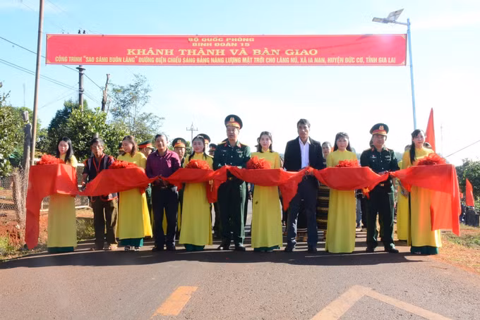 potal-cong-trinh-sao-sang-buon-lang-thap-sang-vung-bien-tai-gia-lai-7776936.jpg