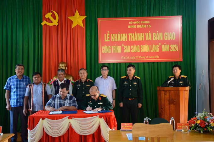 potal-cong-trinh-sao-sang-buon-lang-thap-sang-vung-bien-tai-gia-lai-7776946.jpg