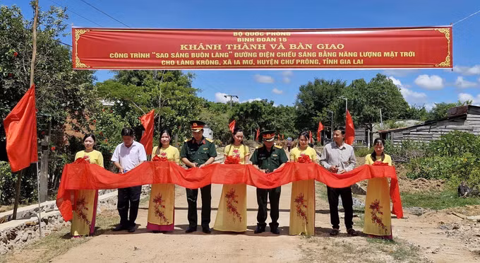 potal-cong-trinh-sao-sang-buon-lang-thap-sang-vung-bien-tai-gia-lai-7776945.jpg