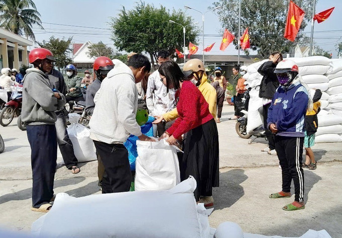 Cấp phát gạo hỗ trợ nhân dân có hoàn cảnh khó khăn dịp Tết Nguyên đán Ất Tỵ 2025 tại huyện Lắk, tỉnh Đắk Lắk. Ảnh: TTXVN phát. potal-dak-lak-cap-phat-900-tan-gao-ho-tro-nguoi-dan-kho-khan-dip-tet-7827007.jpg